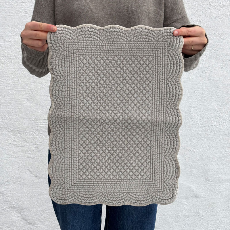 spisebrikker i velur i gråbeige farge fra Anouska