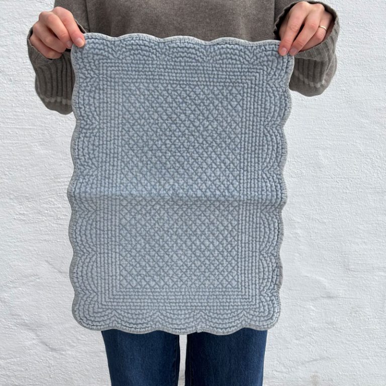 spisebrikker i jenas blå velur fra Anouska