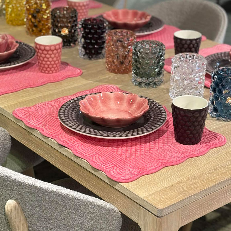 spisebrikker i rosa velur fra Anouska