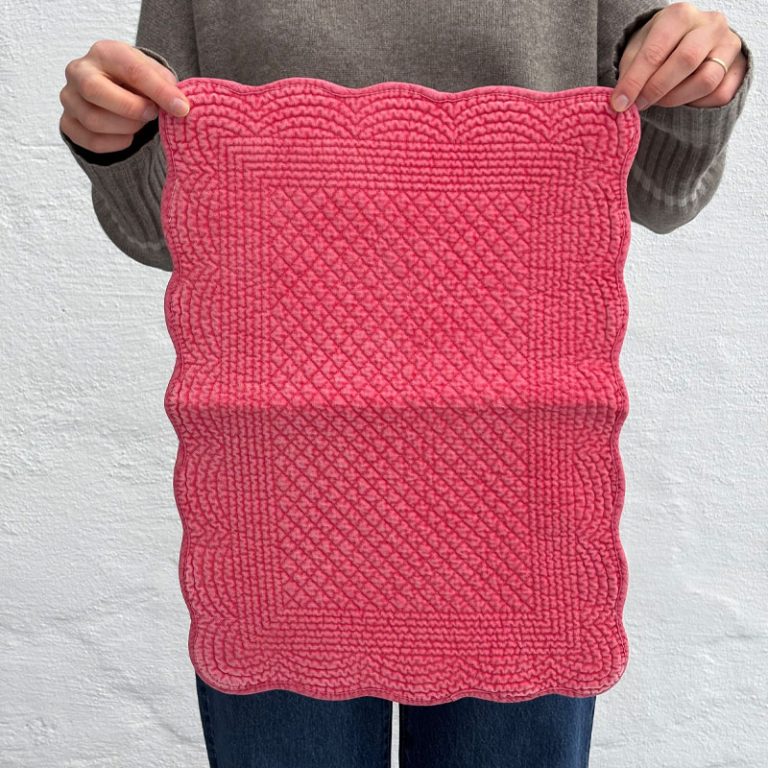 spisebrikker i rosa velur fra Anouska