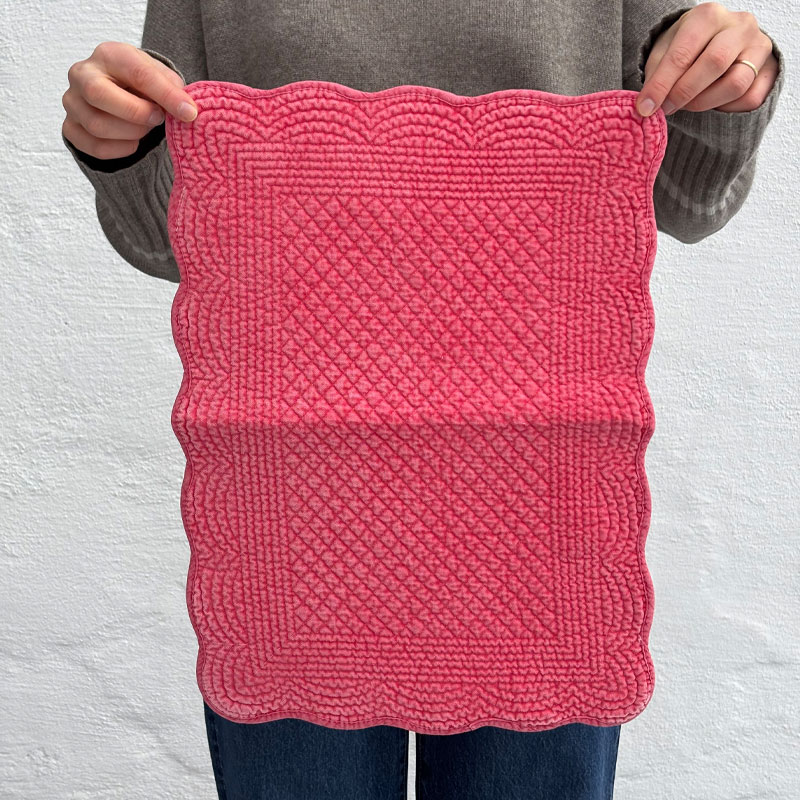 spisebrikker i rosa velur fra Anouska