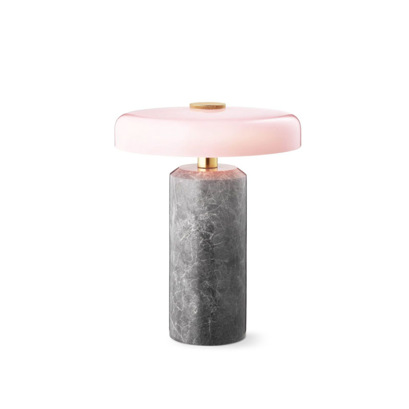 trip oppladbar lampe med grå maarmorfot og rosa opal skjerm fra design by us