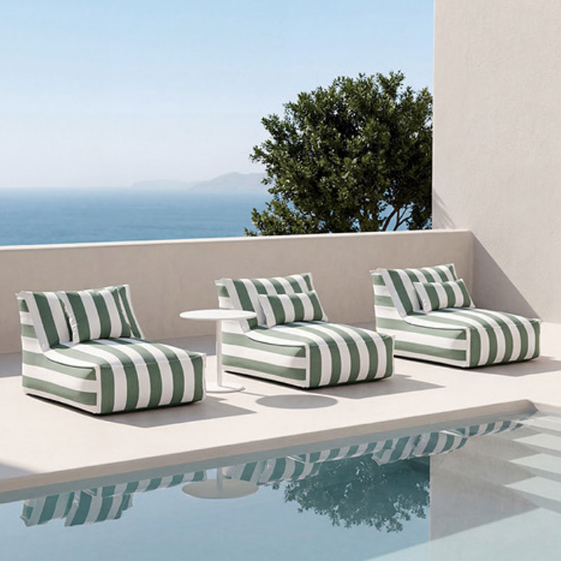 stay utendørs lounge stol I grønn og hvit bredstripet fra Blomus