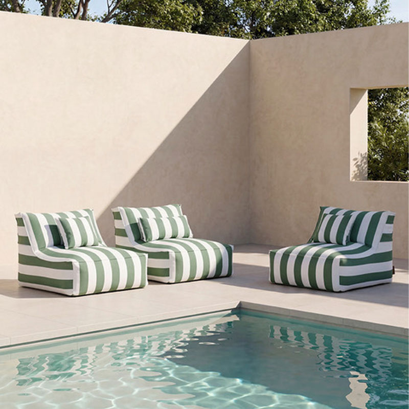 stay utendørs lounge stol I grønn og hvit bredstripet fra Blomus