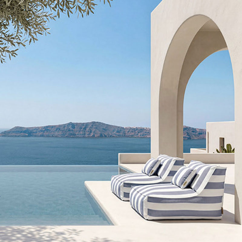 stay utendørs lounge stol I blå og hvit bredstripet fra Blomus