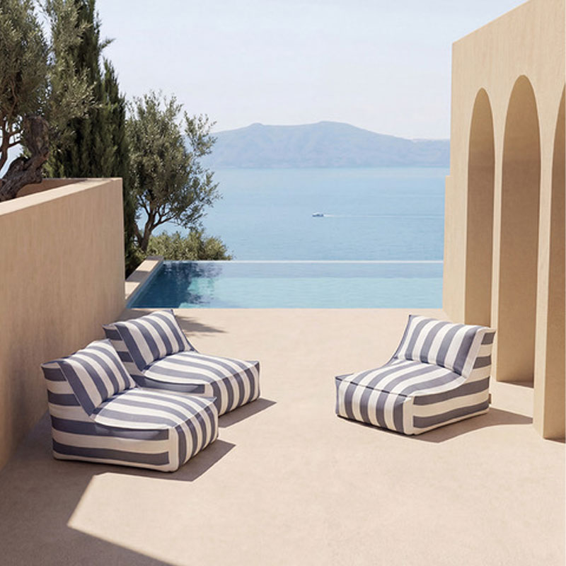 stay utendørs lounge stol I blå og hvit bredstripet fra Blomus