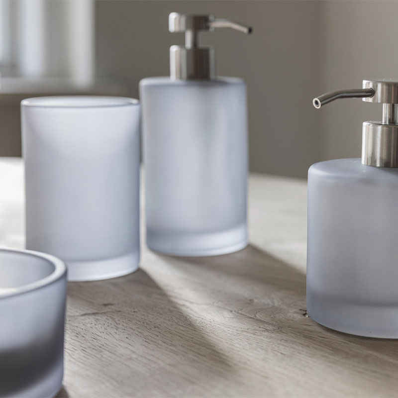 Modest såpedispenser og tannbørsteholder i blått fra Mette Ditmer