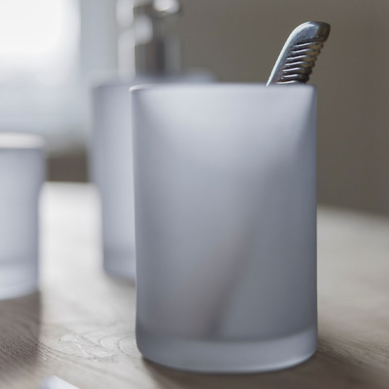 modest tannbørsteholder i matt blått glass fra Mette Ditmer