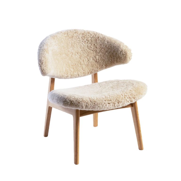ram comfort lenestol I naturoljet eik og mohawi saueskinn fra Kristensen