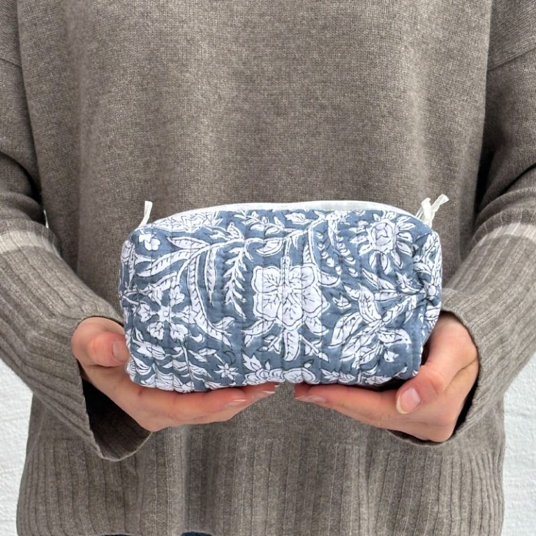 toalettmappe liten i blått og hvitt fra Anouska