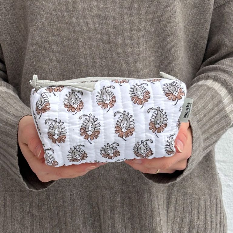 toalettmappe liten i brun og hvit fra Anouska