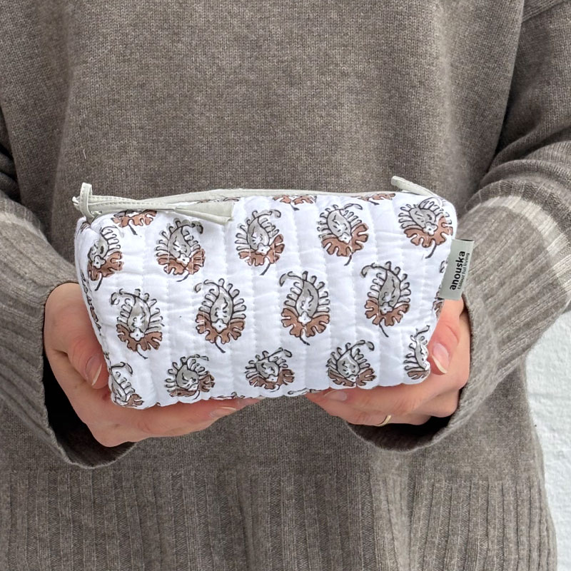 toalettmappe liten i brun og hvit fra Anouska