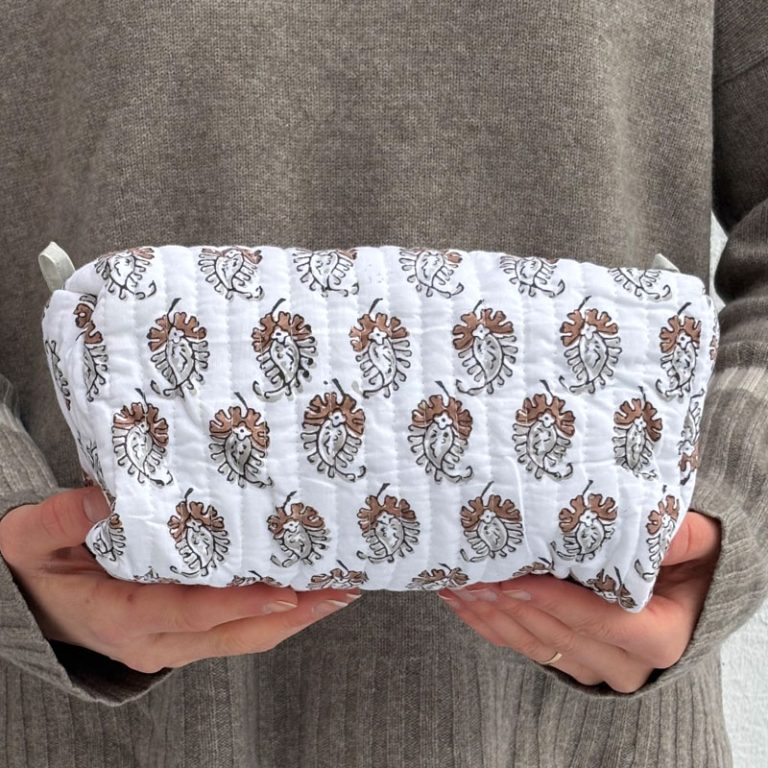 toalettmappe stor i hvit og brun fra Anouska