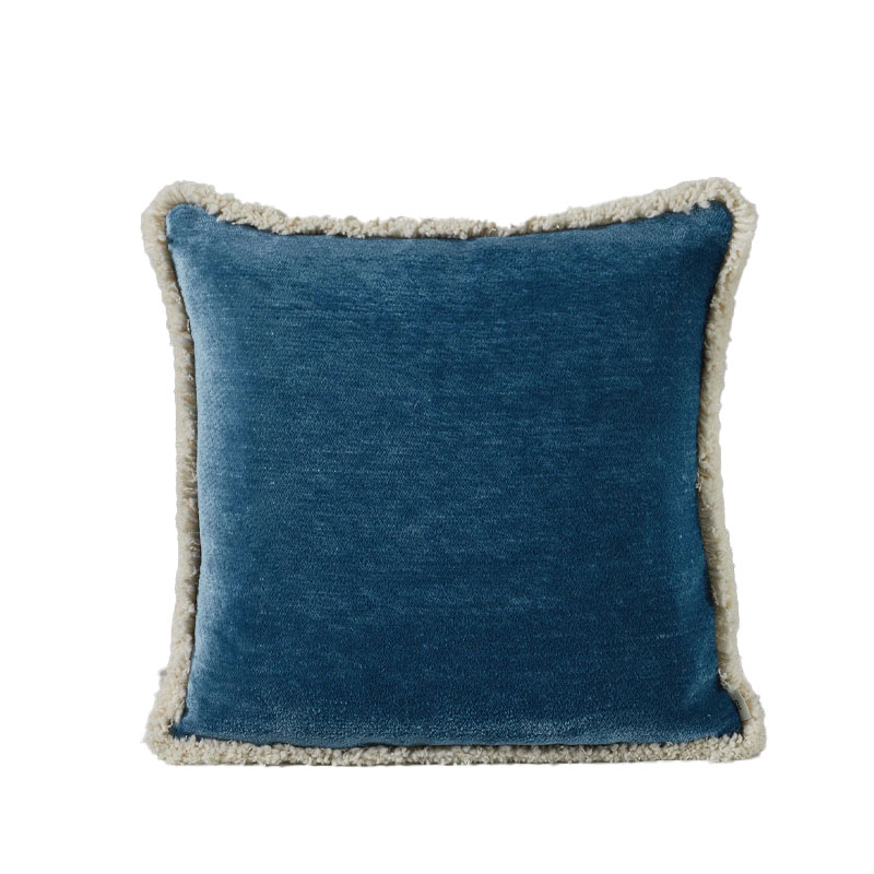 Ari chenille pute i bold blue fra Kitty Sablu