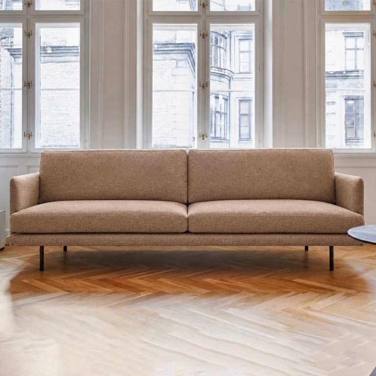 aero 3-seter sofa i tekstiler bardal 460 fra saxo living. Bilde er AI redigert