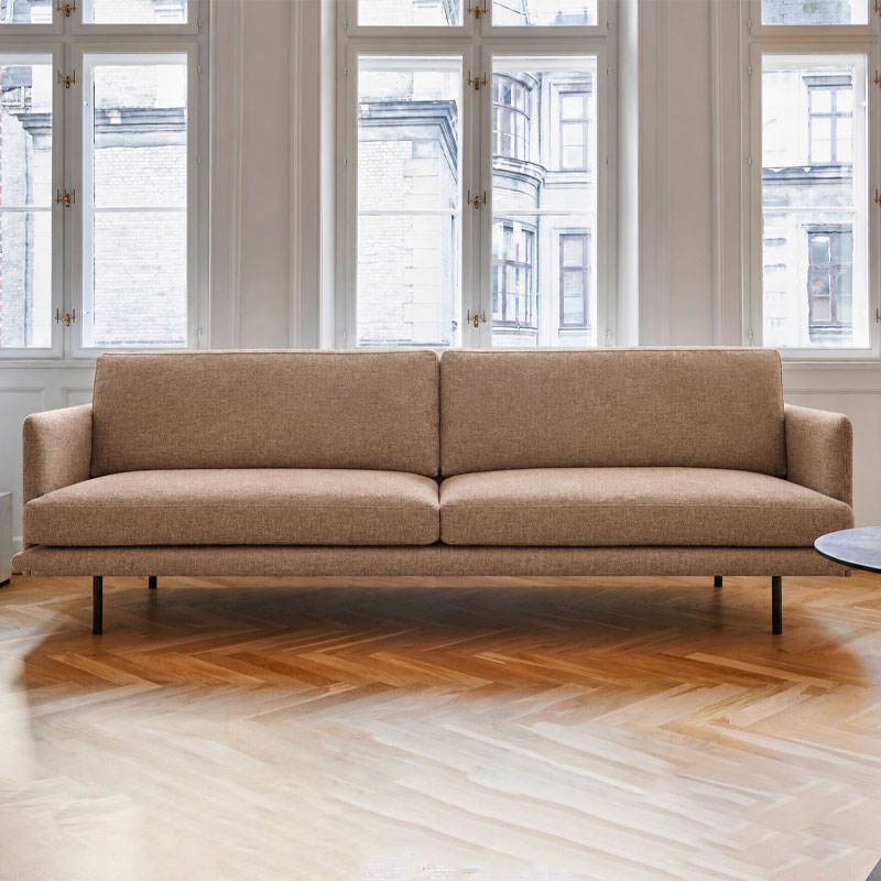 aero 3-seter sofa i tekstiler bardal 460 fra saxo living. Bilde er AI redigert