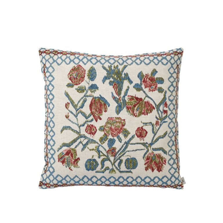 Anniken flower ruby blue pute I 50 x 50 cm fra kitty Sablu