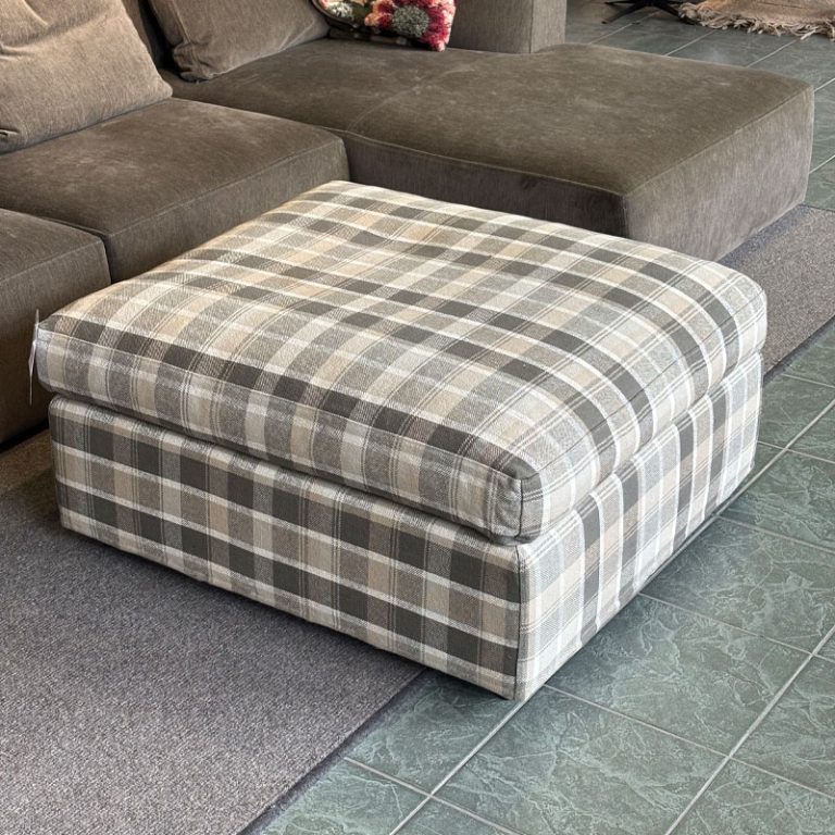 New Hampton puff fra saxo living i Brera terrazzo natural tekstil selges fra utstillingen