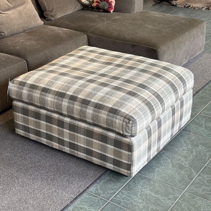 New Hampton puff fra saxo living i Brera terrazzo natural tekstil selges fra utstillingen