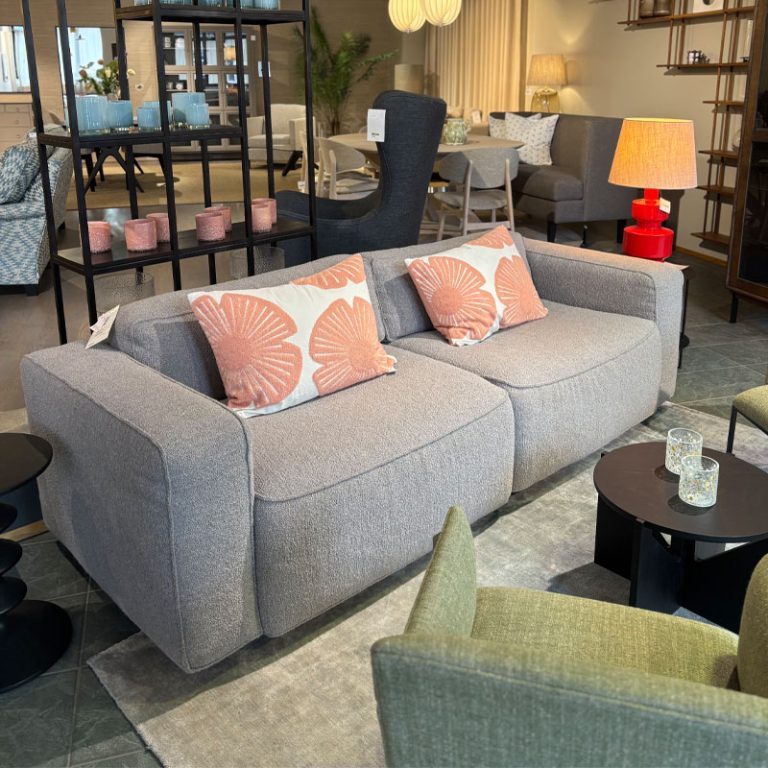 supersoft sofa fra fogia i barnum silver selges fra utstillingen