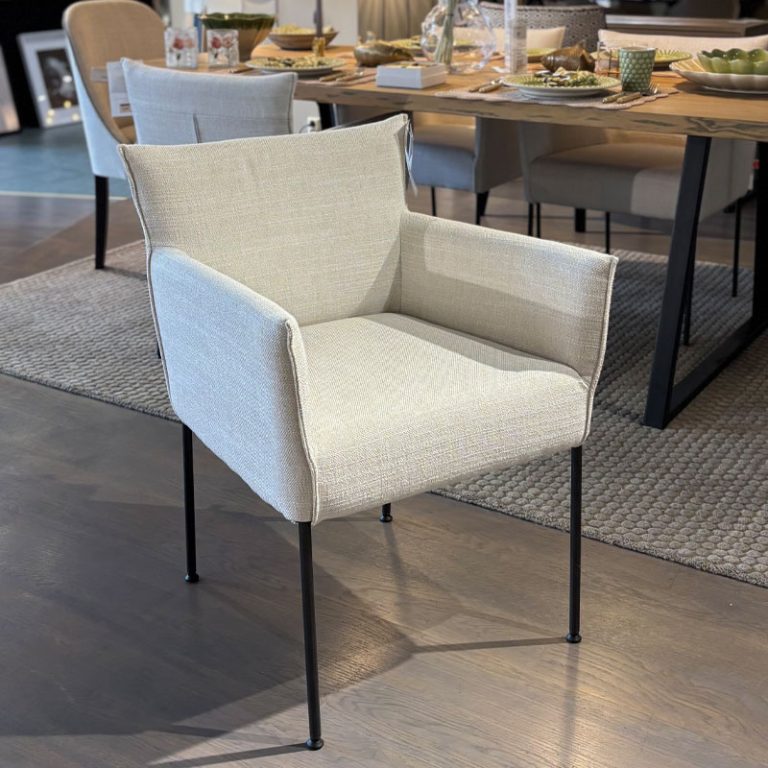 forward spisestol I lys beige tekstil med mørke metallbein fra jess design
