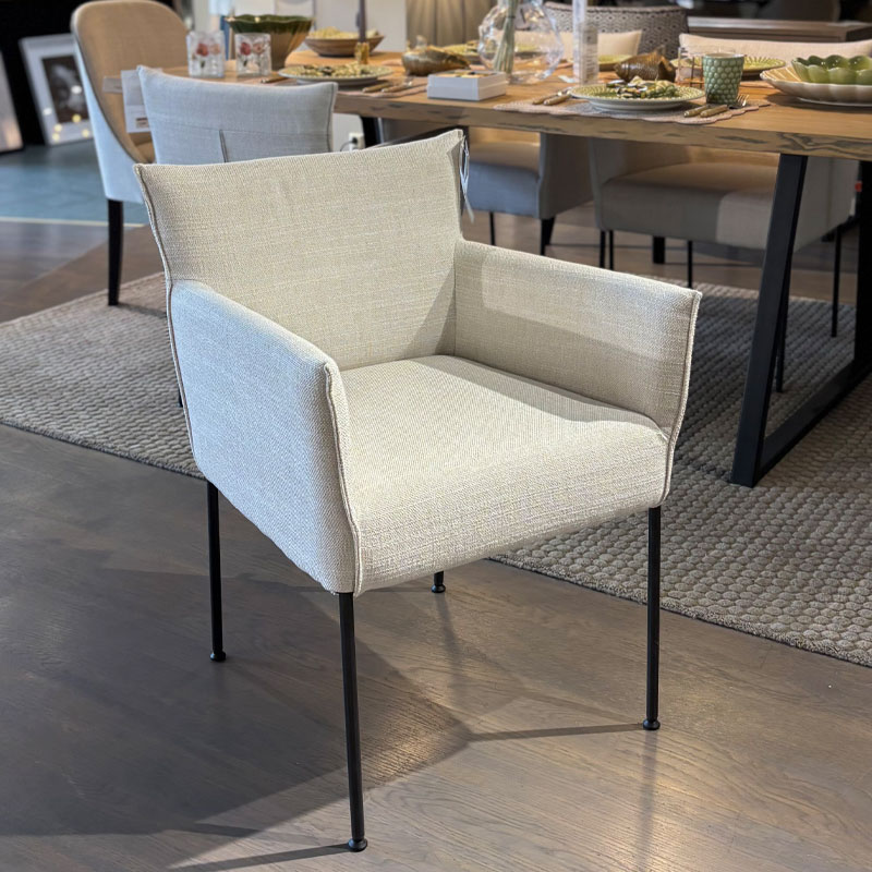 forward spisestol I lys beige tekstil med mørke metallbein fra jess design