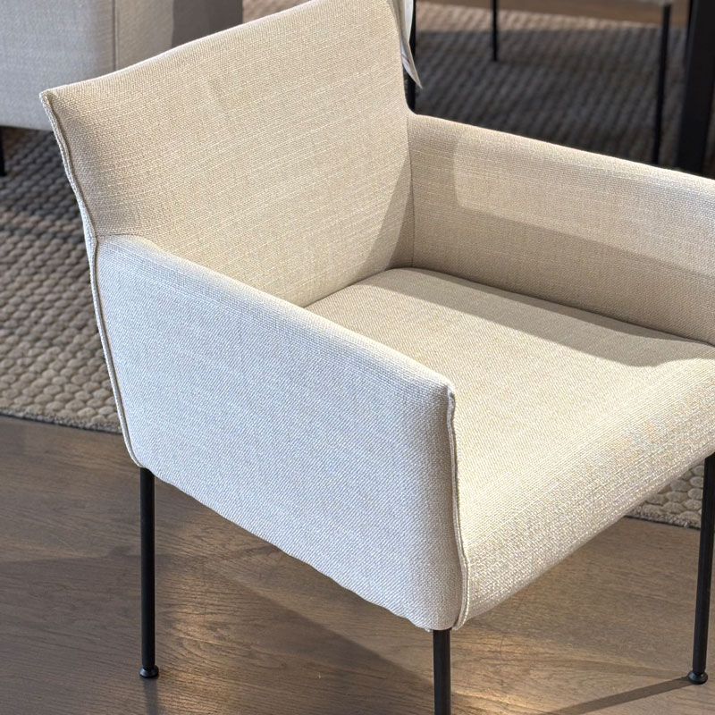 forward spisestol I lys beige tekstil med mørke metallbein fra jess design