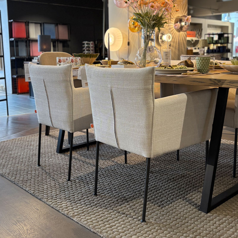 forward spisestol I lys beige tekstil med mørke metallbein fra jess design