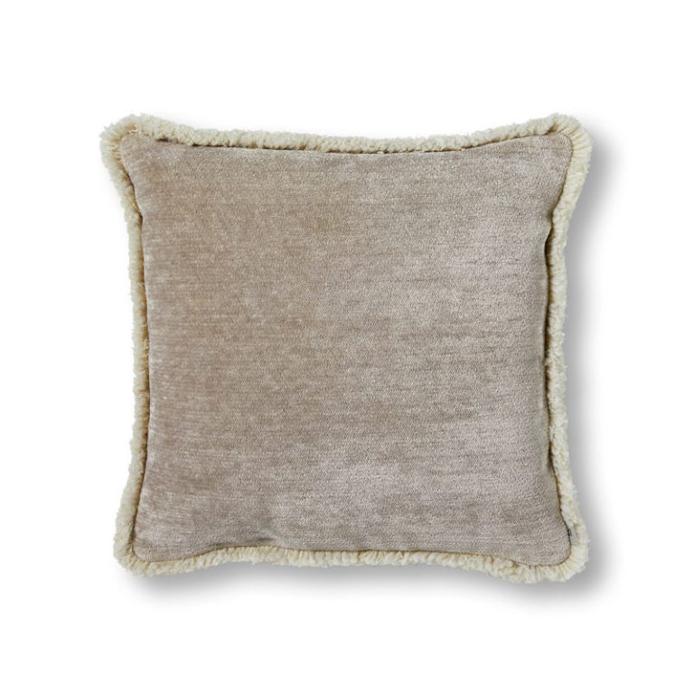 Ari chenille pute i buzzeling beige fra kiutty Sablu