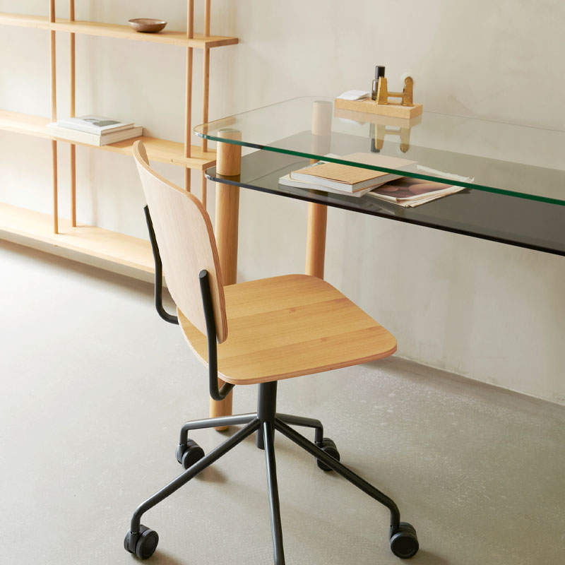 Big Sur skrivebord med lakket eikebein og topplate i klart glass og bunn i antrasitt fra fogia