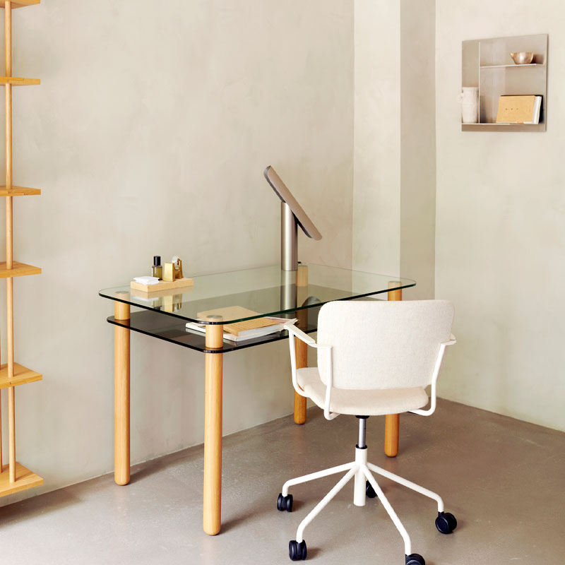 Big Sur skrivebord med lakket eikebein og topplate i klart glass og bunn i antrasitt fra fogia