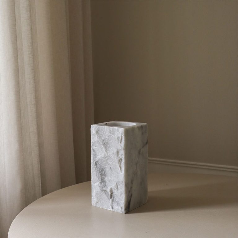 lare Carrara white marble edge vase fra botane