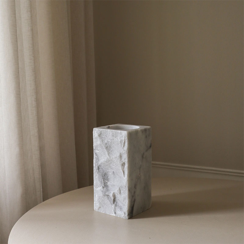 lare Carrara white marble edge vase fra botane