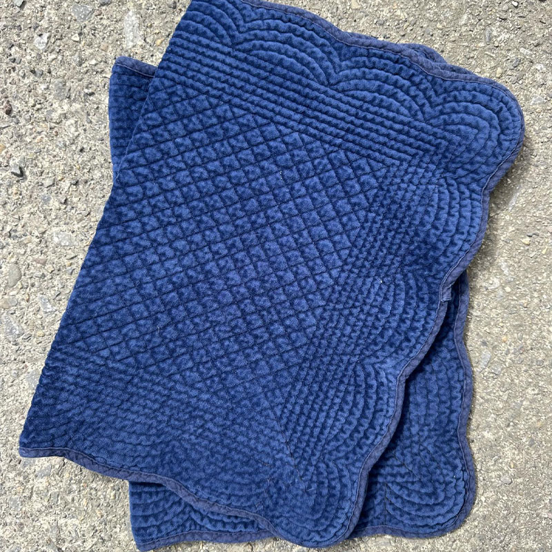 Spisebrikke i navy fra Anouska