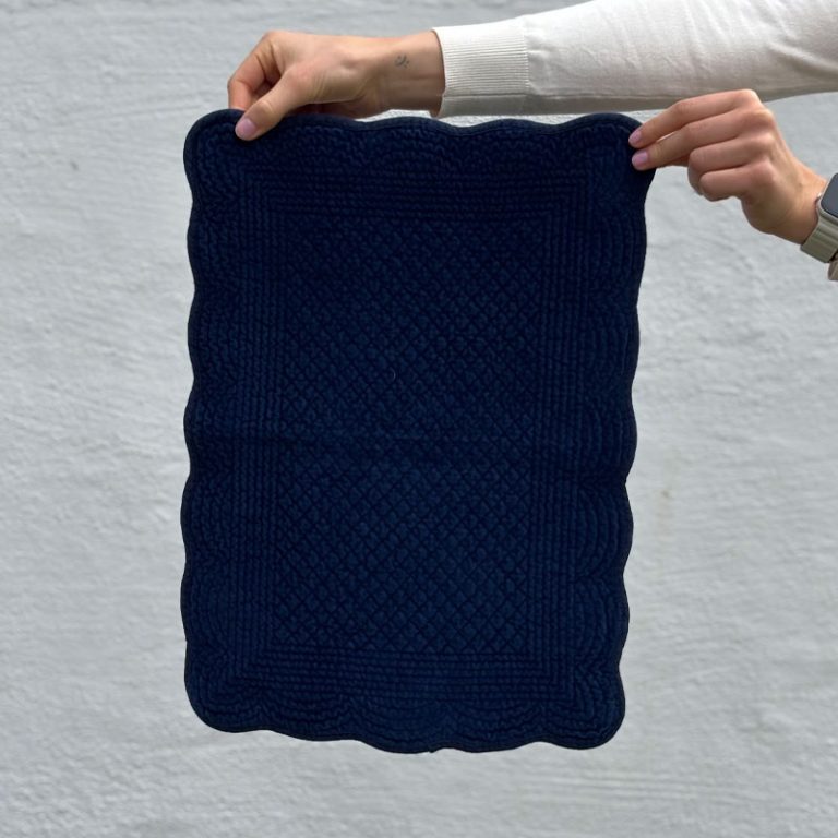 Spisebrikke i navy fra Anouska