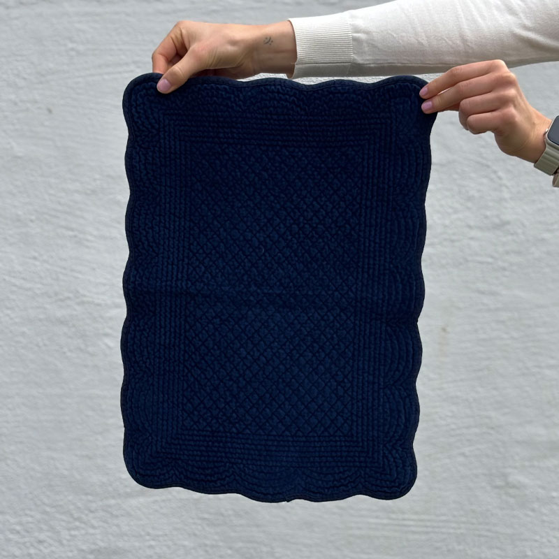 Spisebrikke i navy fra Anouska