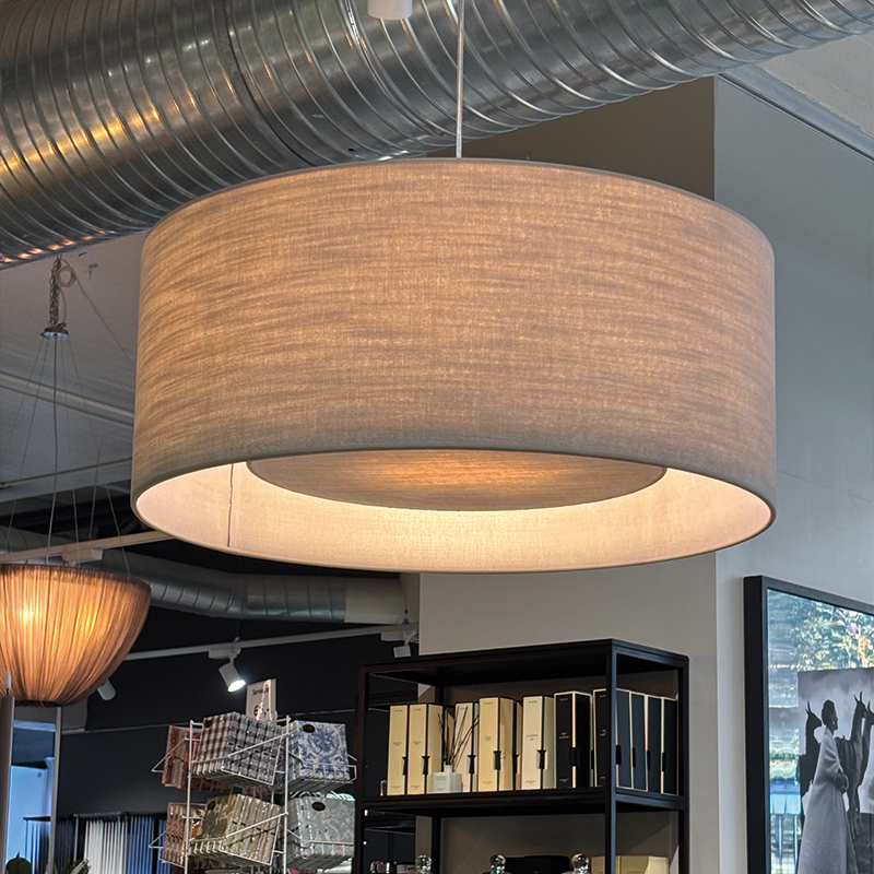 Emma-taklampe-i-Babel-Arena-tekstil-Ø50-cm-Flavia-Et-Hjem-pendel-taklampe-bilde-fra-butikken-1