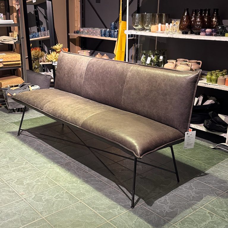 Vidar spisesofa i skinn fra Jess Design selges fra Et Hjem sin utstilling til 30%-2