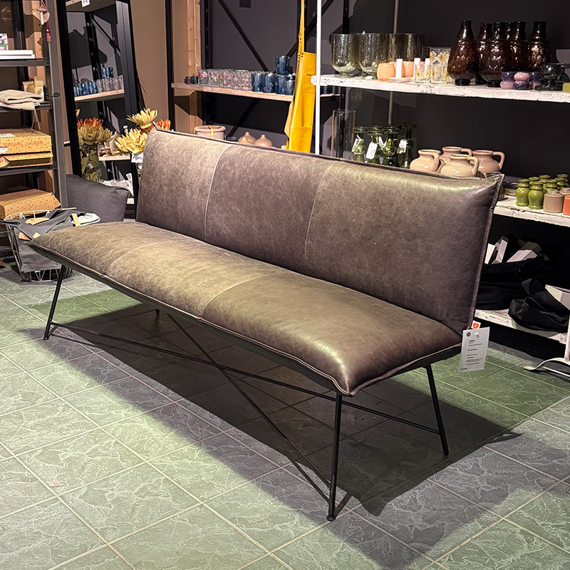 Vidar spisesofa i skinn fra Jess Design selges fra Et Hjem sin utstilling til 30%-2