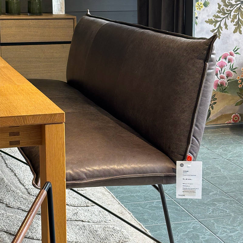Vidar spisesofa i skinn fra Jess Design selges fra Et Hjem sin utstilling til 30%