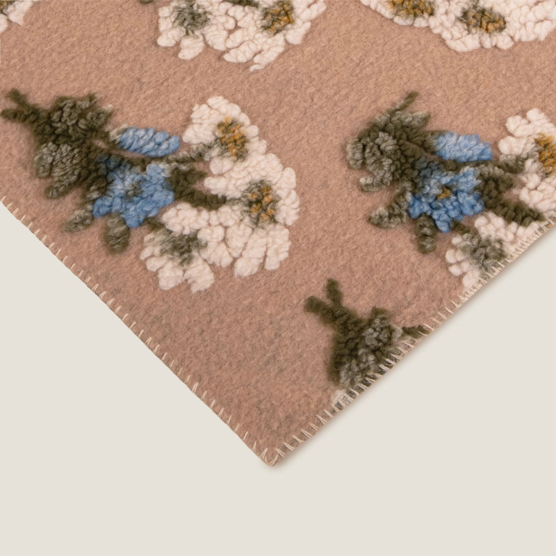 Bunch of flowers beige ullpledd fra Frati Home
