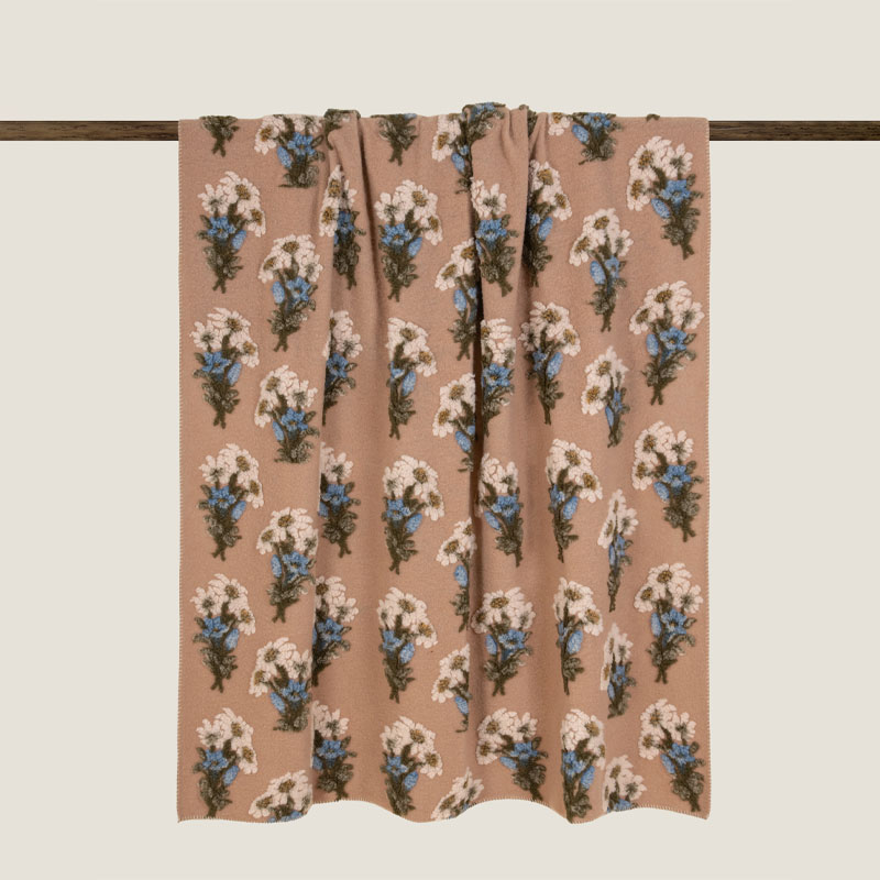Bunch of flowers beige ullpledd fra Frati Home