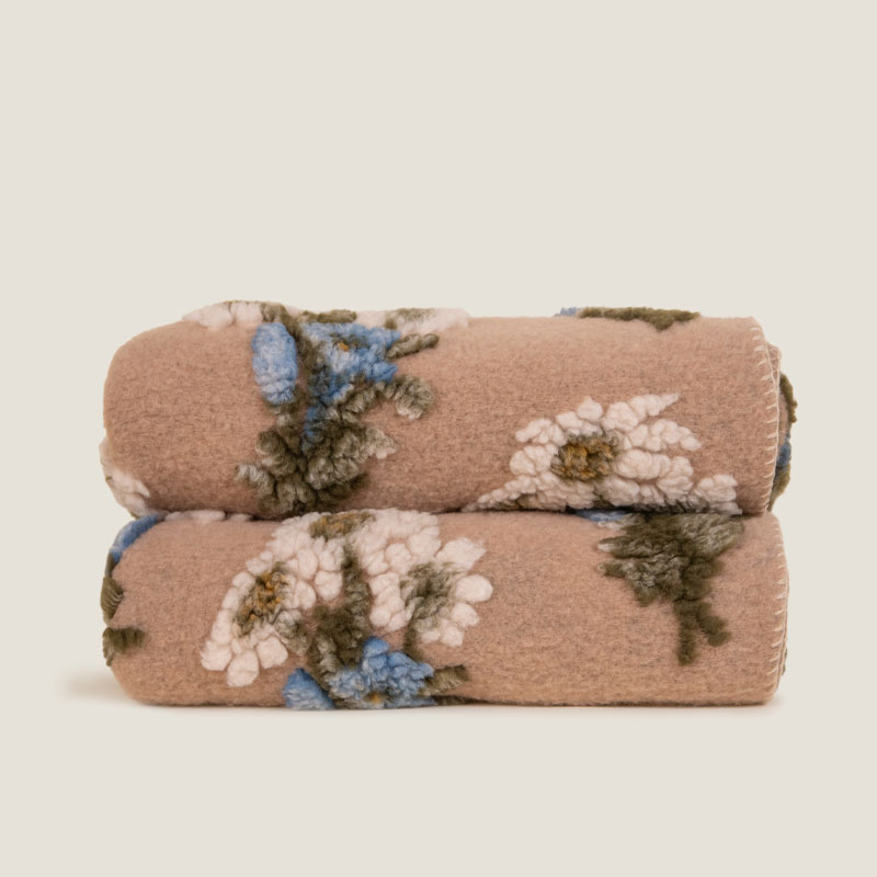 Bunch of flowers beige ullpledd fra Frati Home