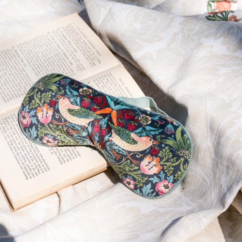 Øyemaske-eye-mask-william-morris-lavendel-velvære-sovemaske-et-hjem