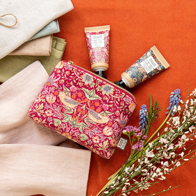 Strawberry-Thief-håndbag-med-håndkrem-william-morris-et-hjem-gavesett-miljøbilde