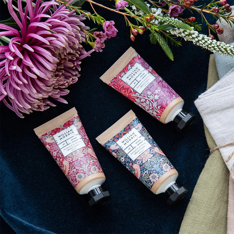 Strawberry-Thief-tre-håndkremer-30ml-william-morris-gavesett-et-hjem-miljøbilde