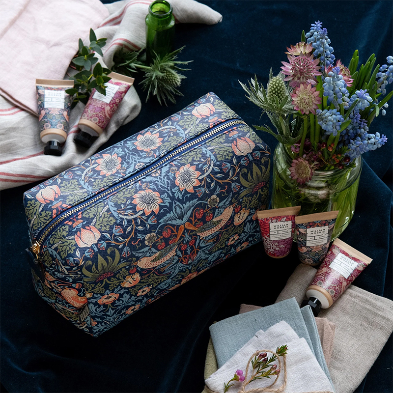 Toalettmappe-Strawberry-Thief-blå-william-morris-stor-sminkeveske-et-hjem-miljøbilde