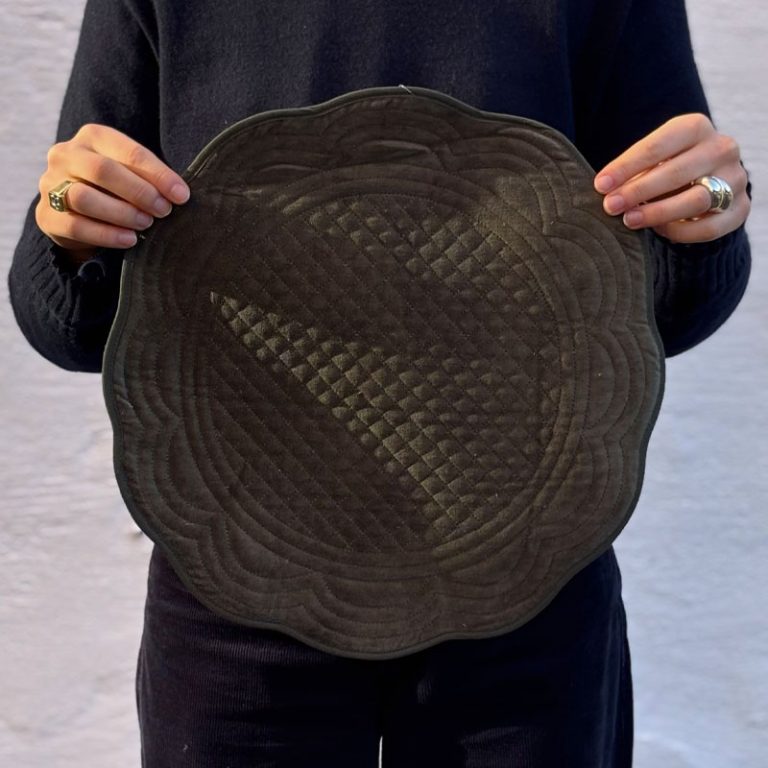 Spisebrikke i grønn velur fra trend design