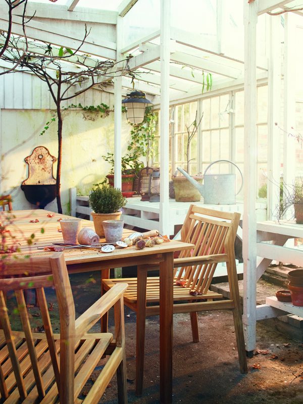 Miljøbilde av M1 Sammen Garden Chair. Hagestol i teak fra FDB Møbler