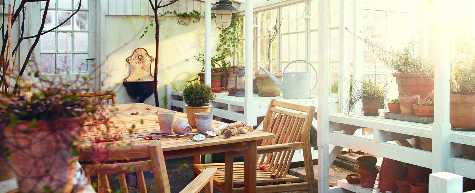 Miljøbilde av M1 Sammen Garden Chair. Hagestol i teak fra FDB Møbler